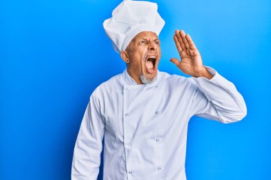 Orta yaşlı, gri saçlı, profesyonel aşçı üniforması giyen, şapkalı, el ele tutuşup bağıran bir adam. iletişim konsepti. 