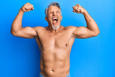 Orta yaşlı, gri saçlı, üstsüz, jest yapan kızgın, kızgın, sinirli, öfkeliydi. Öfkeyle bağırıyordu.. 