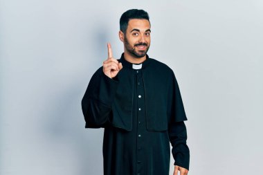 Sakallı, Katolik rahip cübbesi giyen yakışıklı İspanyol bir adam başarılı bir fikir sunuyor. Heyecanlı ve mutlu. Bir numara.. 