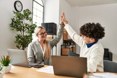 Ofiste iki işletme yöneticisi beş kişiyi dövüyor..