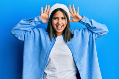 Şirin yün şapkalı, neşeli gülümseyen genç Latin bir kadın ellerini göstererek bir böceği dikizliyordu. Şaşırdım ve çıktım. 