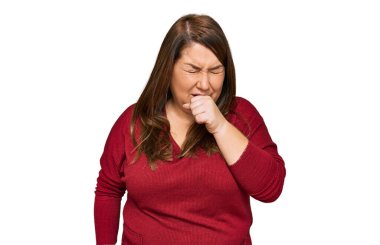 Güzel esmer, iri yarı, günlük kıyafetler giyen, kendini iyi hissetmeyen ve soğuk algınlığı veya bronşitin belirtisi olarak öksüren bir kadın. sağlık hizmeti kavramı. 