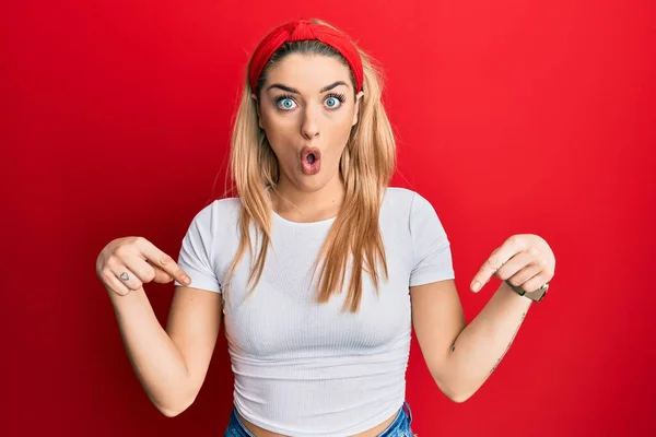 Mujer Caucásica Joven Con Camiseta Blanca Casual Apuntando Hacia Abajo — Foto de Stock