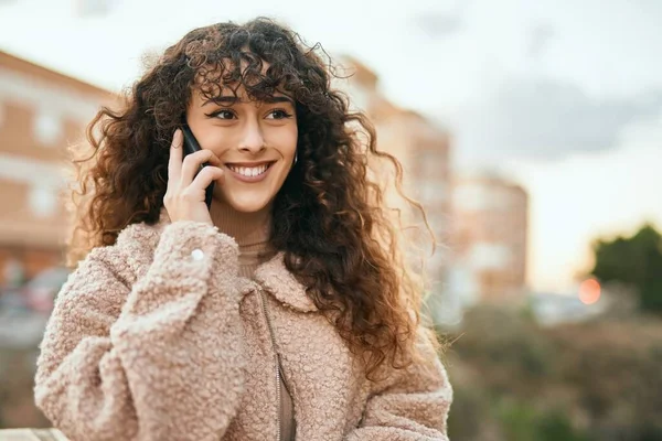 Genç Spanyol Kadın Gülümsüyor Şehirdeki Akıllı Telefondan Konuşuyor — Stok fotoğraf