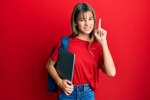 Adolescente Chica Caucásica Usando Mochila Estudiante Sosteniendo Computadora Portátil Sonriendo —  Fotos de Stock
