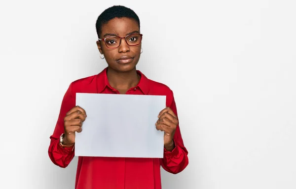 Młoda Afroamerykanka Trzyma Pusty Sztandar Myśląc Trzeźwy Wyraz Twarzy Patrząc — Zdjęcie stockowe