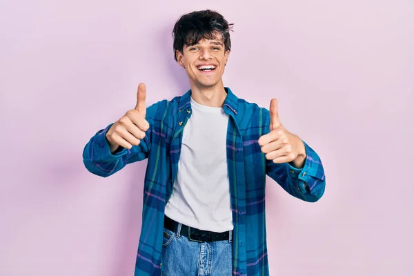 Hombre Joven Hipster Guapo Con Camiseta Blanca Casual Camisa Vintage — Foto de Stock