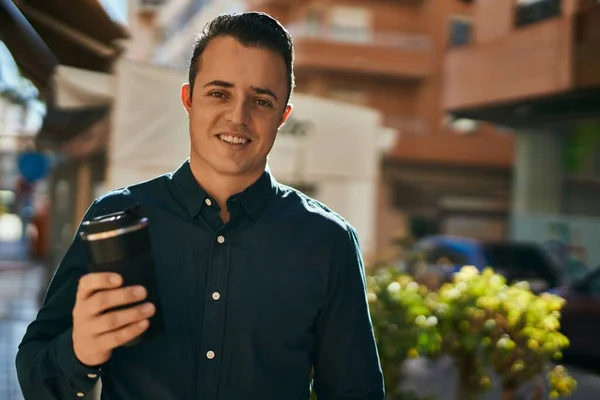 Junger Hispanischer Mann Lächelt Glücklich Und Trinkt Kaffee Der Stadt — Stockfoto