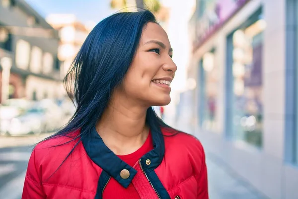 Genç Latin Kadın Gülümseyerek Şehirde Mutlu Mesut Yürüyor — Stok fotoğraf