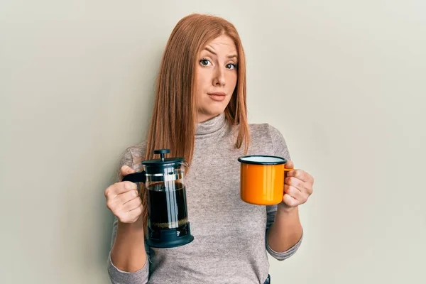 年轻的爱尔兰女人喝意大利咖啡时充满怀疑和紧张 因为问题皱着眉头 消极的人 — 图库照片