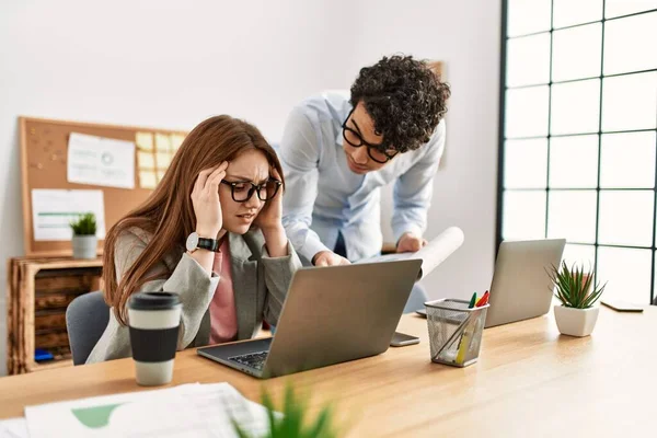 Chefe Negócios Com Raiva Funcionário Estressado Escritório — Fotografia de Stock