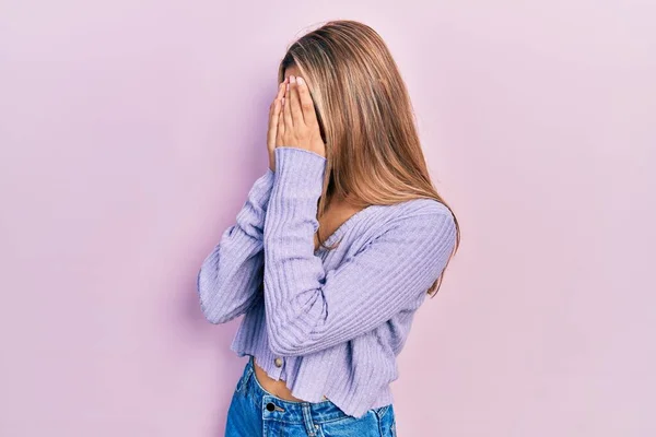 Mulher Hispânica Bonita Vestindo Camisa Casual Com Expressão Triste Cobrindo — Fotografia de Stock