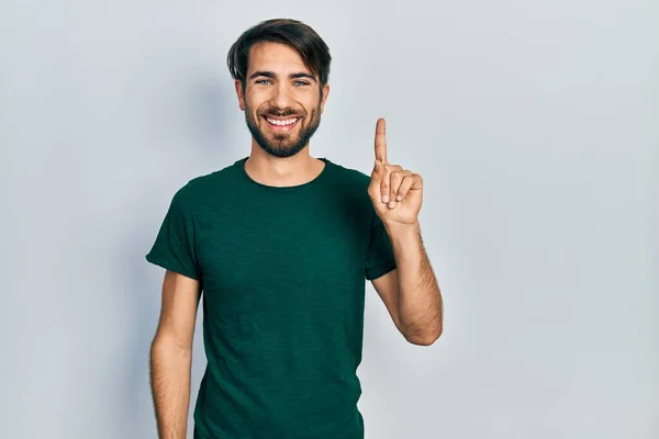 Jovem Hispânico Vestindo Camisa Branca Casual Mostrando Apontando Para Cima — Fotografia de Stock