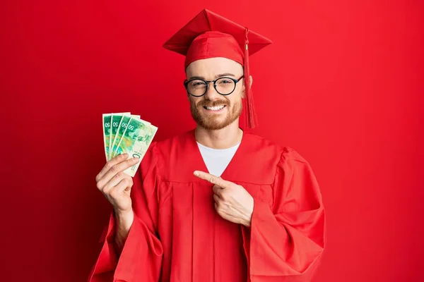 Junger Rothaariger Mann Abschlussgewand Der Schekel Hält Und Glücklich Lächelt — Stockfoto