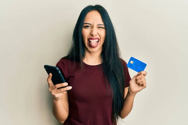 Genç Spanyol Kız Elinde Akıllı Telefon Kredi Kartı Tutarken Mutlu — Stok fotoğraf
