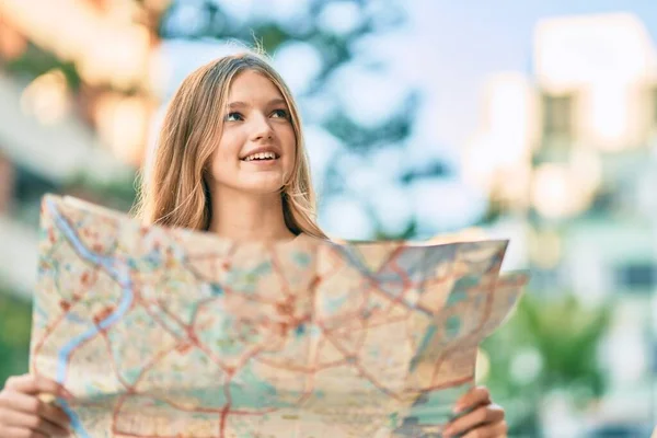 Bela Adolescente Turista Caucasiano Sorrindo Feliz Segurando Mapa Cidade — Fotografia de Stock