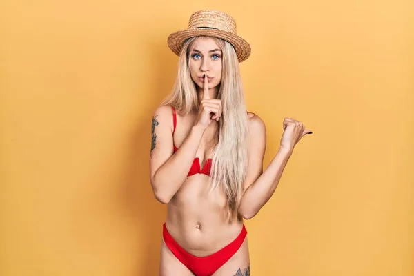 Young Caucasian Woman Wearing Bikini Summer Hat Asking Quiet Finger — Stock Photo, Image