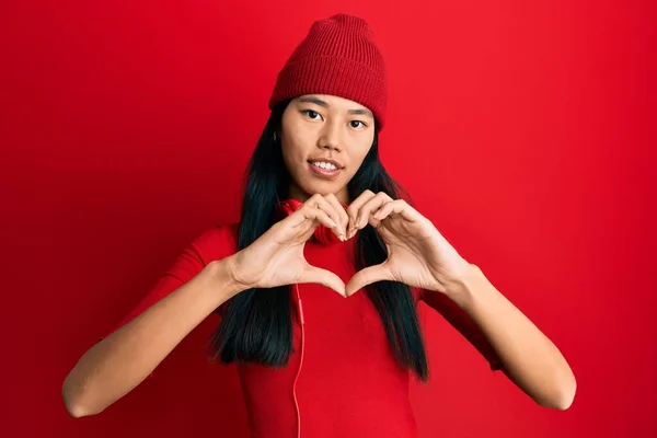 Jonge Chinese Vrouw Luisteren Naar Muziek Met Behulp Van Een — Stockfoto