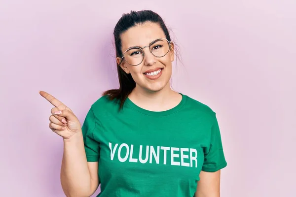 Νεαρή Ισπανίδα Που Φοράει Ένα Εθελοντικό Shirt Χαρούμενο Χαμόγελο Στο — Φωτογραφία Αρχείου