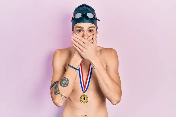 Giovane Uomo Ispanico Indossa Occhiali Nuotatore Medaglia Oro Scioccato Che — Foto Stock