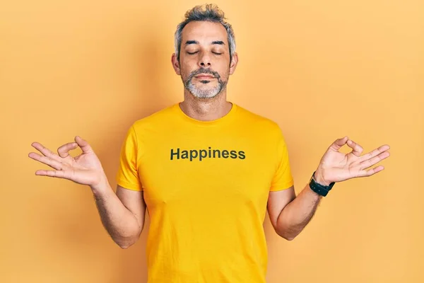 Hombre Guapo Mediana Edad Con Pelo Gris Usando Camiseta Con — Foto de Stock