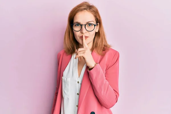 Młoda Biała Kobieta Biznesowym Stylu Okularach Prosząca Ciszę Palcem Ustach — Zdjęcie stockowe
