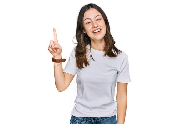 年轻漂亮的女人穿着随意的白色T恤 手指尖着手指 构思成功 又兴奋又快乐第一大 — 图库照片