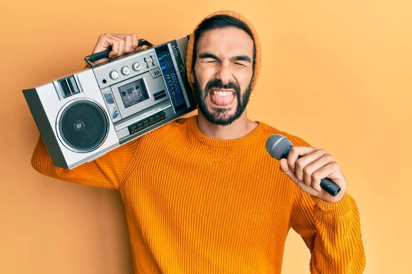 Mladý Hispánec Drží Boombox Poslouchá Zpěv Hudby Mikrofonem Vystrčeným Jazykem — Stock fotografie