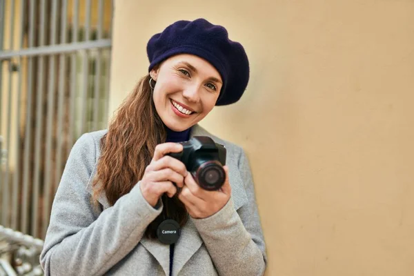 Giovane Donna Bionda Sorridente Felice Con Fotocamera Reflex Città — Foto Stock