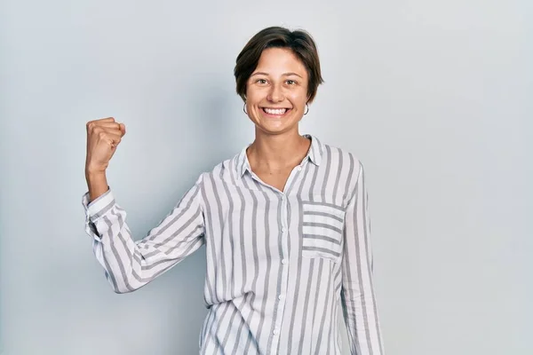 Jonge Blanke Vrouw Draagt Casual Kleding Schreeuwen Trots Vieren Overwinning — Stockfoto