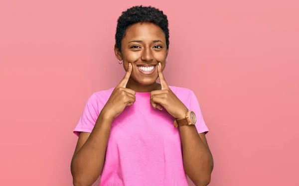 Молода Афроамериканська Жінка Одягнена Повсякденний Одяг Посміхається Відкритим Ротом Пальцями — стокове фото