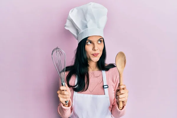 Молода Іспаномовна Жінка Формі Пекаря Тримає Ложку Віслюк Посміхається Дивитися — стокове фото