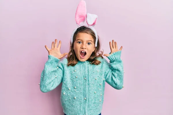 Malá Krásná Dívka Sobě Roztomilé Velikonoční Zajíček Uši Slaví Šílený — Stock fotografie