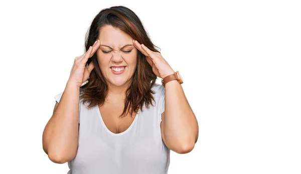 若いプラスサイズの女性が頭の上に手でカジュアルな白いTシャツを着て 頭痛の種ので ストレス 片頭痛 — ストック写真