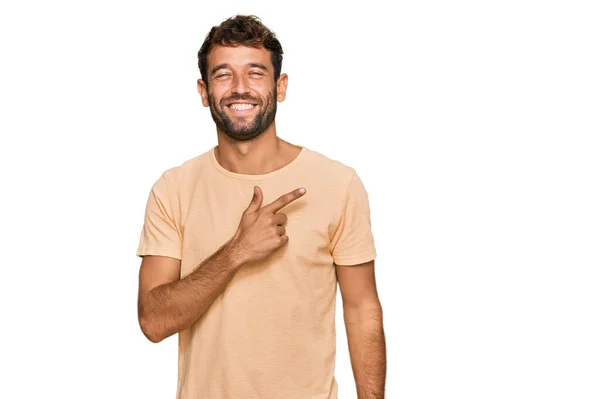 Jovem Bonito Com Barba Vestindo Camiseta Casual Alegre Com Sorriso — Fotografia de Stock