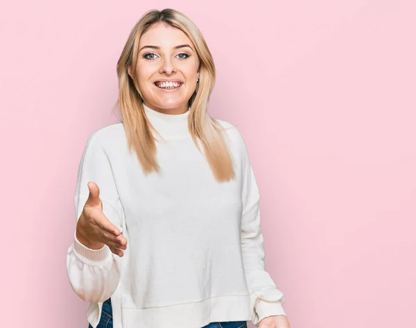 Mulher Caucasiana Jovem Vestindo Camisola Inverno Casual Sorrindo Amigável Oferecendo — Fotografia de Stock