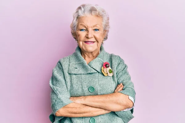 Oudere Grijsharige Vrouw Casual Kleding Glimlachend Met Een Vrolijke Koele — Stockfoto