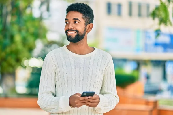 Jovem Afro Americano Sorrindo Feliz Usando Smartphone Parque — Fotografia de Stock