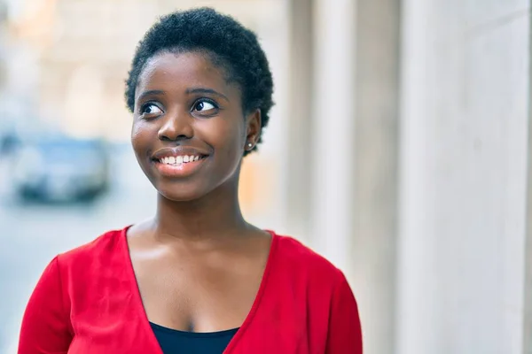 Junge Afroamerikanerin Lächelt Glücklich Der Stadt — Stockfoto