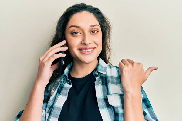 Vacker Mellanösternkvinna Har Samtal Talar Smartphone Pekar Tummen Upp Till — Stockfoto