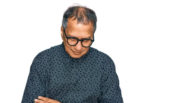 Középkorú Indián Férfi Alkalmi Ruhát Szemüveget Visel Kézzel Gyomrán Mert — Stock Fotó