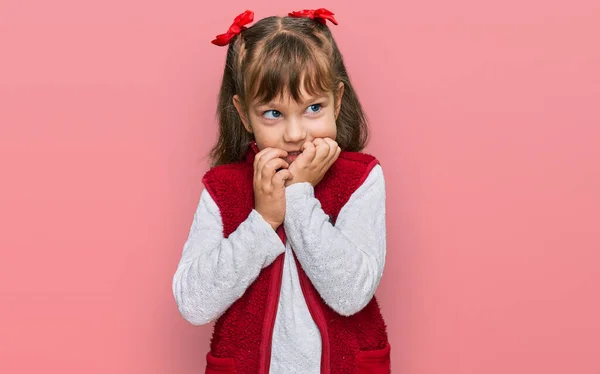 Klein Blank Meisje Kind Draagt Casual Kleding Die Gestrest Nerveus — Stockfoto