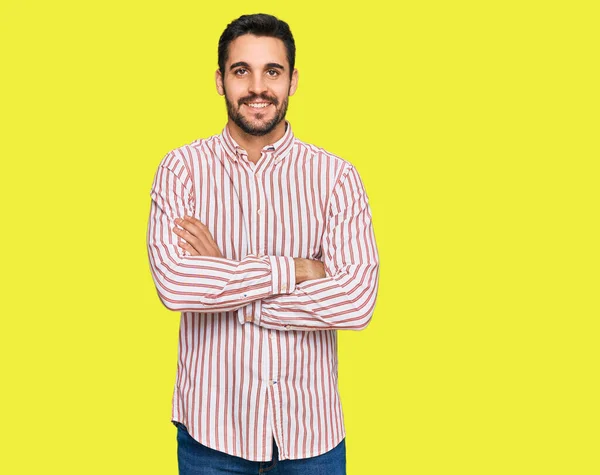Νεαρός Ισπανός Που Φοράει Επαγγελματική Μπλούζα Χαμογελώντας Σταυρωμένα Χέρια Κοιτάζοντας — Φωτογραφία Αρχείου