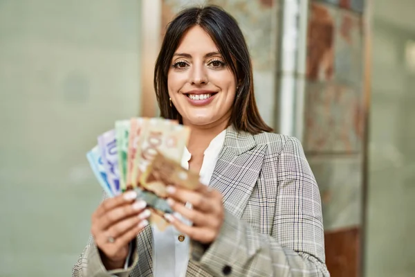 Fiatal Spanyol Üzletasszony Mosolyog Boldog Gazdaság Kanadai Dollárt Városban — Stock Fotó