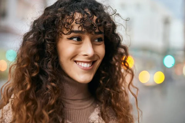 Giovane Donna Ispanica Sorridente Felice Piedi Alla Città — Foto Stock