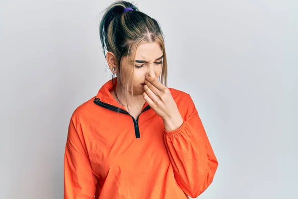 Menina Moderna Usando Camisola Esportiva Cheirando Algo Fedorento Nojento Cheiro — Fotografia de Stock