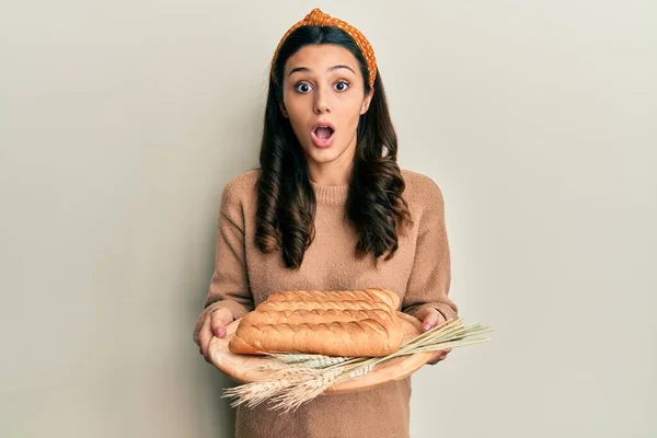 Genç Spanyol Kadın Elinde Ekmek Tutarken Şaşkınlık Şaşkınlık Içinde Bir — Stok fotoğraf