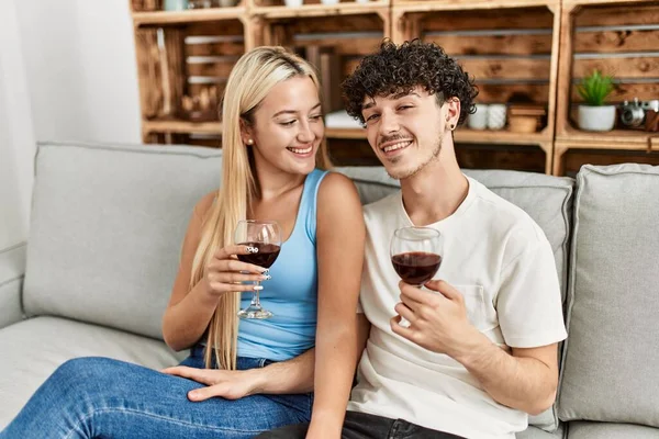 Unga Par Ler Glad Skål Med Rött Vin Glas Hemma — Stockfoto