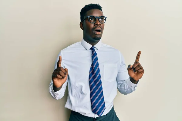 Schöner Schwarzer Mann Mit Brille Businesshemd Und Krawatte Der Erstaunt — Stockfoto