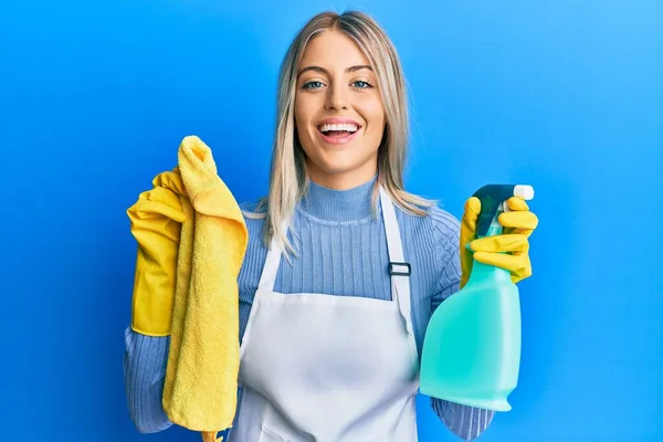 Mulher Loira Bonita Vestindo Avental Mais Limpo Segurando Produtos Limpeza — Fotografia de Stock